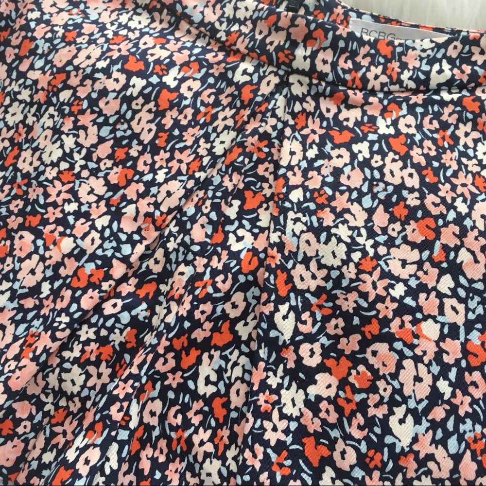 NWOT BCBGeneration Floral Pleated Front Shorts 4 S - Picture 4 of 8